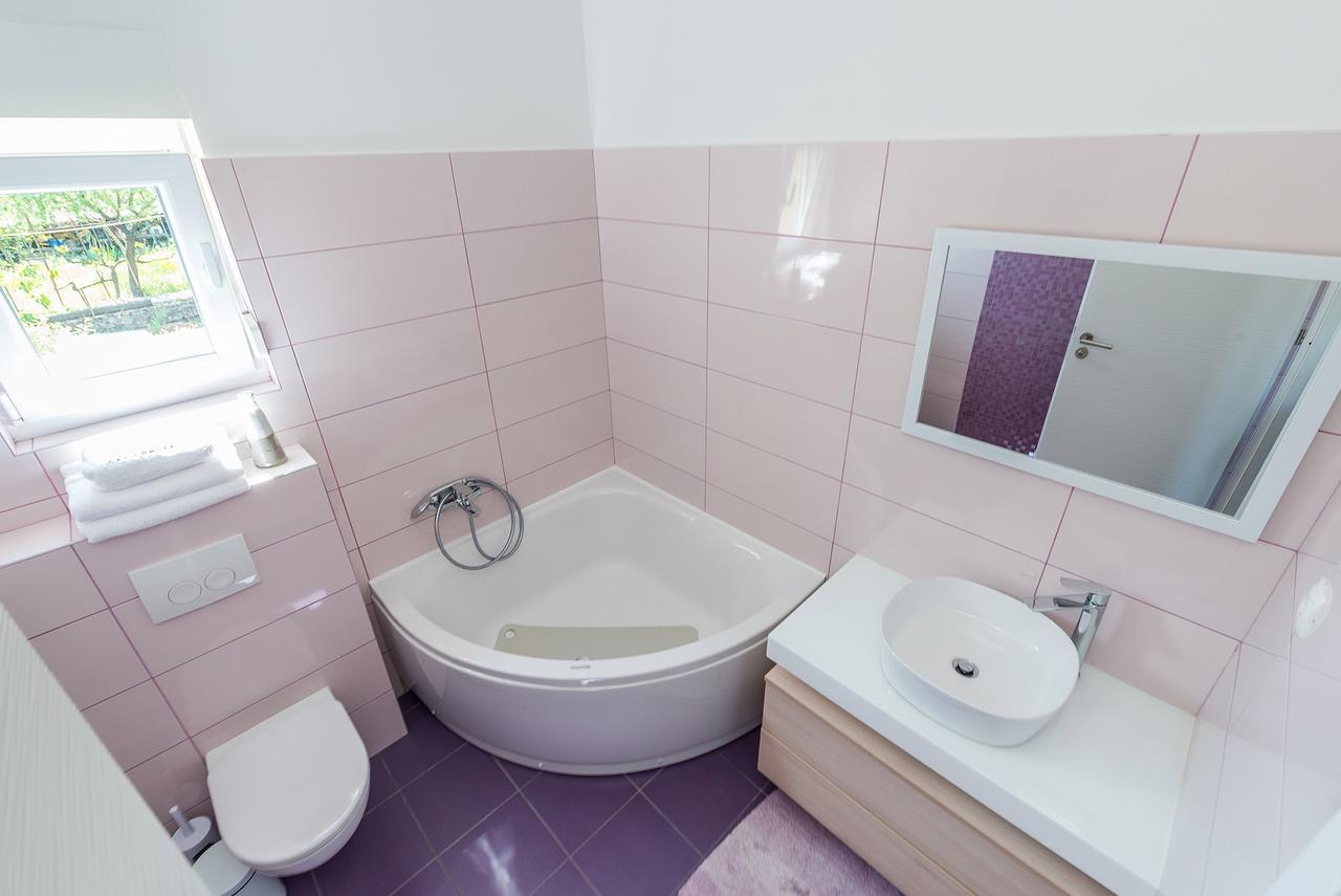 Donato With Jacuzzi Villa *