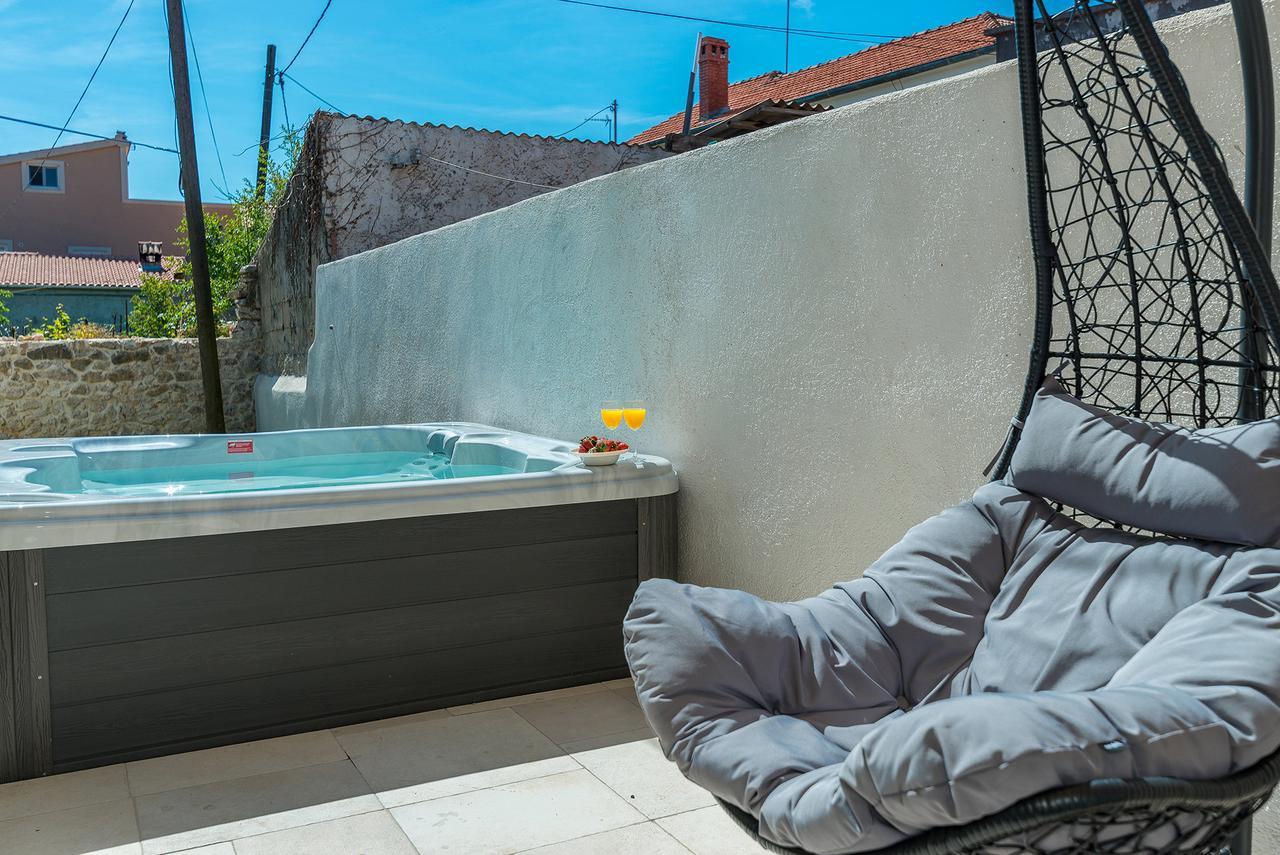 Donato With Jacuzzi Villa *